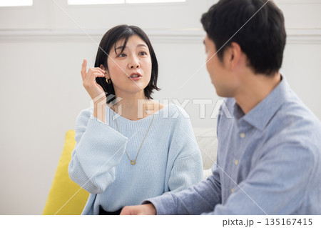 ソファに座り口論する夫婦 ソファに座り口論する夫婦 135167415