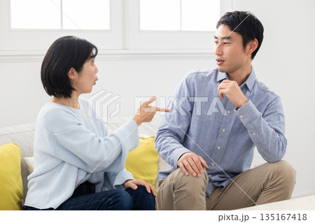 ソファに座り口論する夫婦 ソファに座り口論する夫婦 135167418