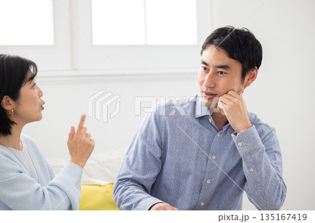 ソファに座り口論する夫婦 135167419