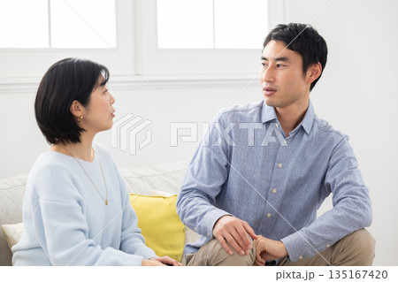 ソファに座り口論する夫婦 ソファに座り口論する夫婦 135167420