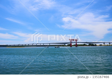 【浜松】弁天島の湖上に立つ大鳥居 【浜松】弁天島の湖上に立つ大鳥居 135167466