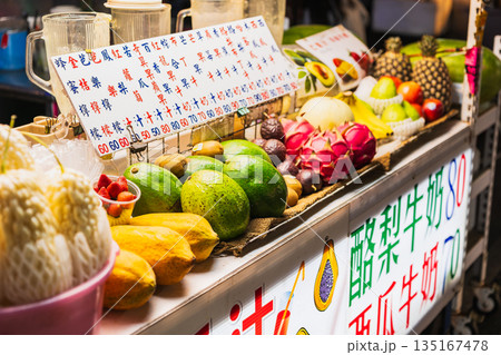 台湾　高雄　六合夜市のフルーツジュース屋台 135167478