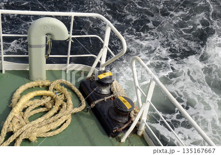 甲板のロープ 135167667