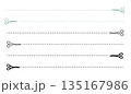 ハサミアイコン付き装飾ラインセット　切り取り用区切り線イラスト 135167986