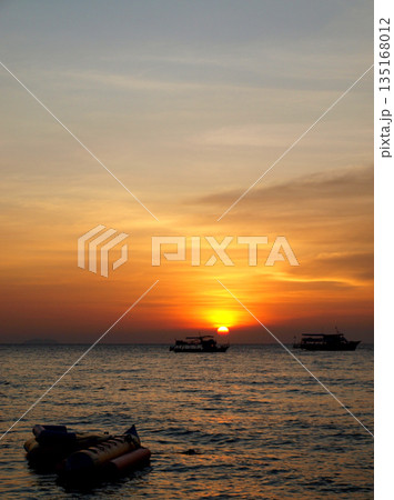 海に沈む夕日 海に沈む夕日 135168012
