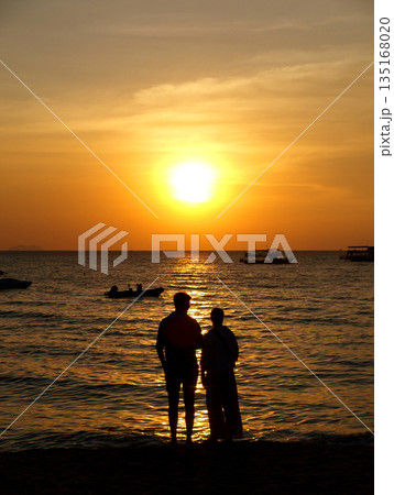 カップルと海岸の夕日 カップルと海岸の夕日 135168020