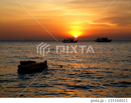 海に沈む夕日 海に沈む夕日 135168021