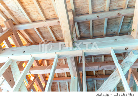 住宅イメージ 新築中の木造住宅の屋根を支える骨組み 住宅イメージ 新築中の木造住宅の屋根を支える骨組み 135168468