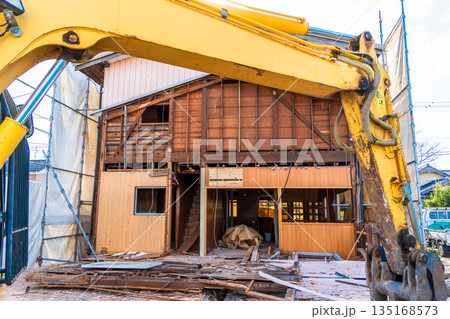 古い木造住宅の解体現場 古い木造住宅の解体現場 135168573