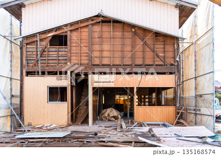 古い木造住宅の解体現場 古い木造住宅の解体現場 135168574
