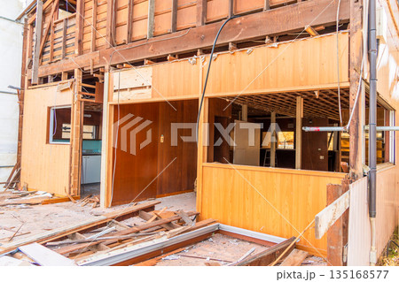 古い木造住宅の解体現場 135168577