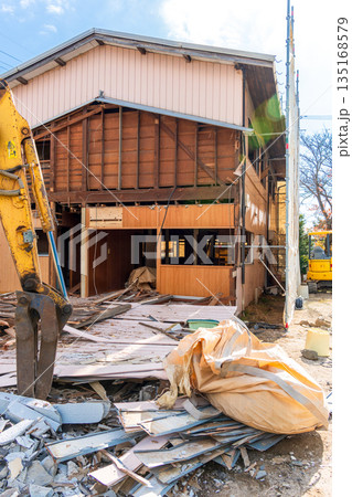 古い木造住宅の解体現場 古い木造住宅の解体現場 135168579