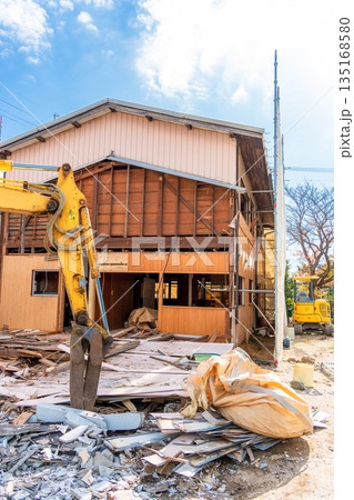 古い木造住宅の解体現場 古い木造住宅の解体現場 135168580