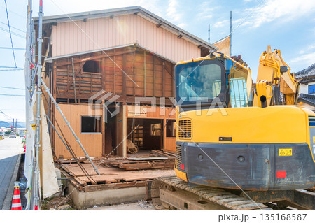 古い木造住宅の解体現場 135168587