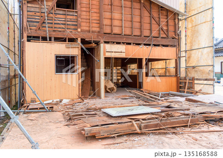 古い木造住宅の解体現場 古い木造住宅の解体現場 135168588