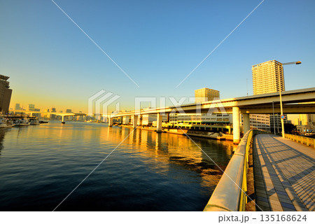 東京お台場　首都高速湾岸線　有明ジャンクション夕景 135168624