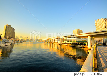 東京お台場　首都高速湾岸線　有明ジャンクション夕景 135168625