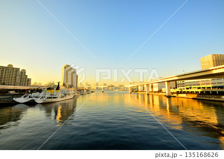 東京お台場　首都高速湾岸線　有明ジャンクション夕景 135168626