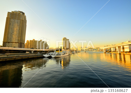 東京お台場　首都高速湾岸線　有明ジャンクション夕景 135168627