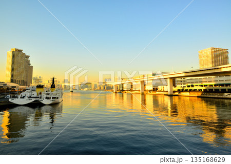 東京お台場 首都高速湾岸線 有明ジャンクション夕景 東京お台場 首都高速湾岸線 有明ジャンクション夕景 135168629