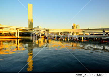 東京お台場 首都高速湾岸線 有明ジャンクション夕景 東京お台場 首都高速湾岸線 有明ジャンクション夕景 135168632
