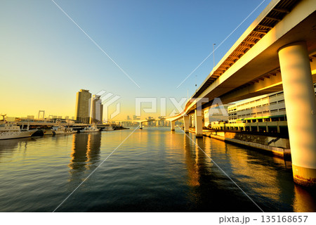 東京お台場　首都高速湾岸線　有明ジャンクション夕景 135168657