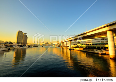 東京お台場 首都高速湾岸線 有明ジャンクション夕景 東京お台場 首都高速湾岸線 有明ジャンクション夕景 135168660