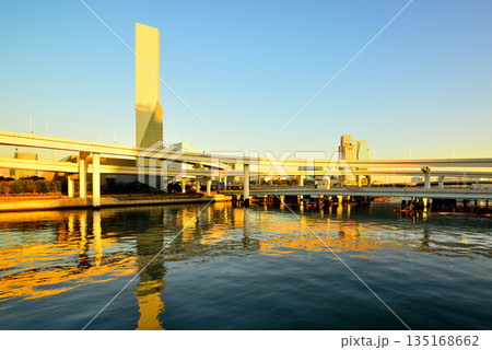 東京お台場　首都高速湾岸線　有明ジャンクション夕景 135168662