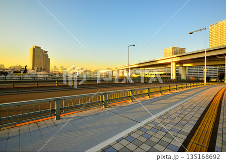 東京お台場 首都高速湾岸線 有明ジャンクション夕景 東京お台場 首都高速湾岸線 有明ジャンクション夕景 135168692