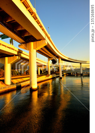 東京お台場 首都高速湾岸線 有明ジャンクション夕景 東京お台場 首都高速湾岸線 有明ジャンクション夕景 135168695