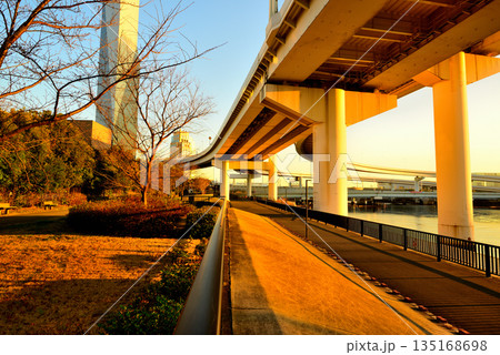 東京お台場 首都高速湾岸線 有明ジャンクション夕景 東京お台場 首都高速湾岸線 有明ジャンクション夕景 135168698