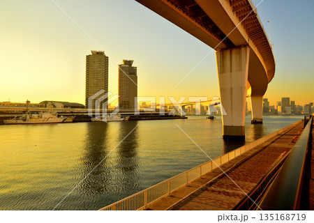 東京お台場 首都高速湾岸線 有明ジャンクション夕景 東京お台場 首都高速湾岸線 有明ジャンクション夕景 135168719