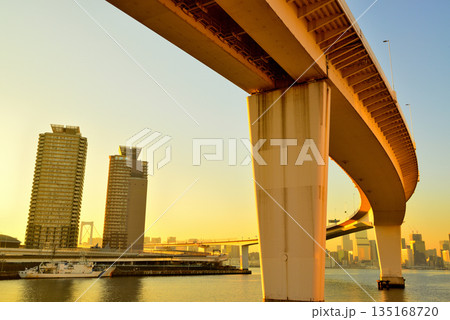 東京お台場 首都高速湾岸線 有明ジャンクション夕景 東京お台場 首都高速湾岸線 有明ジャンクション夕景 135168720