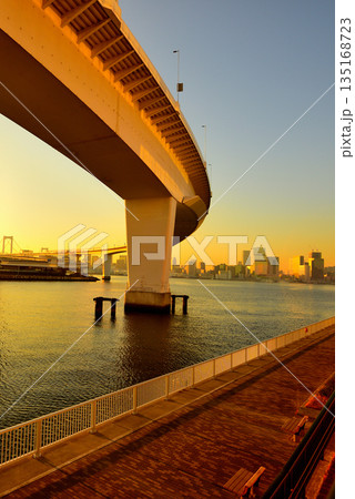 東京お台場 首都高速湾岸線 有明ジャンクション夕景 東京お台場 首都高速湾岸線 有明ジャンクション夕景 135168723