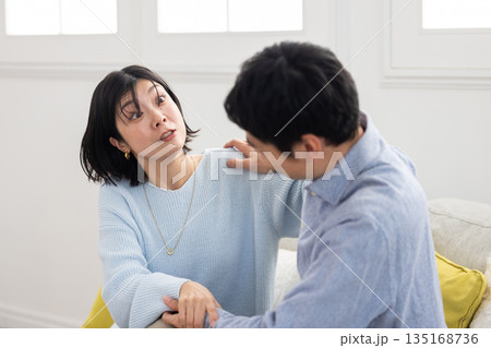 夫に殴りかかる妻と怯える夫 夫に殴りかかる妻と怯える夫 135168736