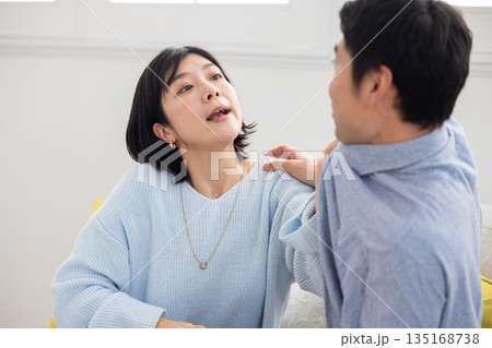夫に殴りかかる妻と怯える夫 135168738