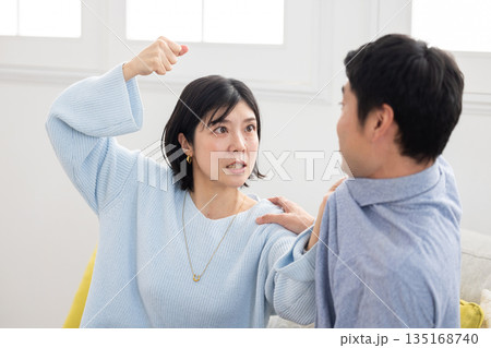 夫に殴りかかる妻と怯える夫 135168740