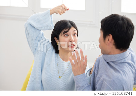 夫に殴りかかる妻と怯える夫 135168741