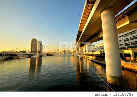 東京お台場　首都高速湾岸線　有明ジャンクション夕景 135168758