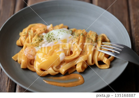 乗せてある温玉を崩した平麺の濃厚エビクリームパスタ 乗せてある温玉を崩した平麺の濃厚エビクリームパスタ 135168887