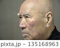 老人の困り顔のクローズアップ 135168963