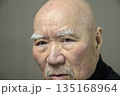 老人の困り顔のクローズアップ 135168964