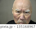 老人の困り顔のクローズアップ 135168967