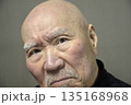 老人の困り顔のクローズアップ 135168968