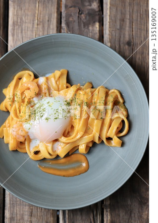 温玉を乗せた平麺の濃厚エビクリームパスタ 温玉を乗せた平麺の濃厚エビクリームパスタ 135169007