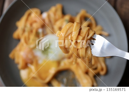 平麺フェットチーネの濃厚エビクリームパスタの箸あげ 平麺フェットチーネの濃厚エビクリームパスタの箸あげ 135169571