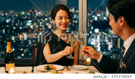 洗練されたカップルが都会の夜景を楽しむシーン 洗練されたカップルが都会の夜景を楽しむシーン 135170054