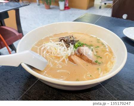 クリーミーな豚骨ラーメン。日本の九州地方で有名な麺料理。もやしとキクラゲとチャーシューをトッピング。 135170247