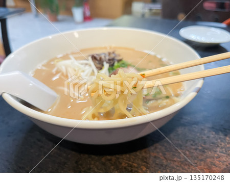 クリーミーな豚骨ラーメン。日本の九州地方で有名な麺料理。もやしとキクラゲとチャーシューをトッピング。 135170248