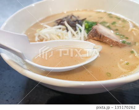 クリーミーな豚骨ラーメン。日本の九州地方で有名な麺料理。もやしとキクラゲとチャーシューをトッピング。 135170262